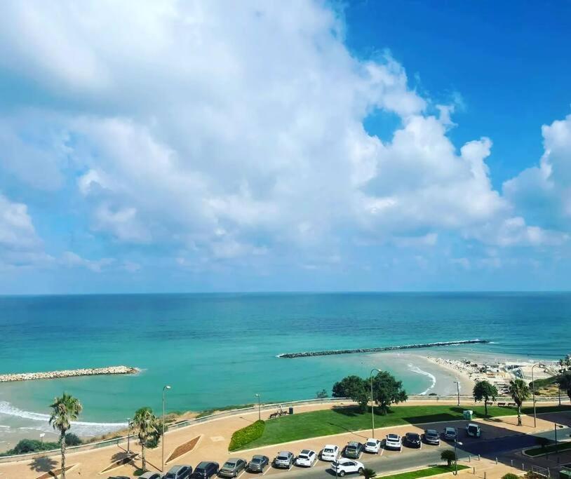 Beautiful 2-Bedroom Sea-View Apartment Netanja Exteriér fotografie